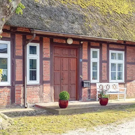 3 Bedroom Awesome In Hébergement de vacances Lutterbek