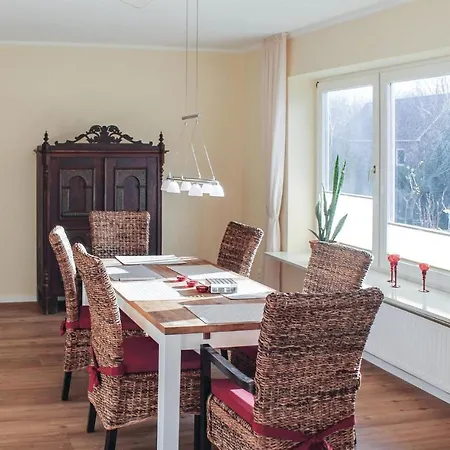 3 Bedroom Awesome In Prázdninový dům Lutterbek